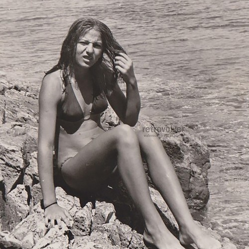 Superbe jeune femme mouillée